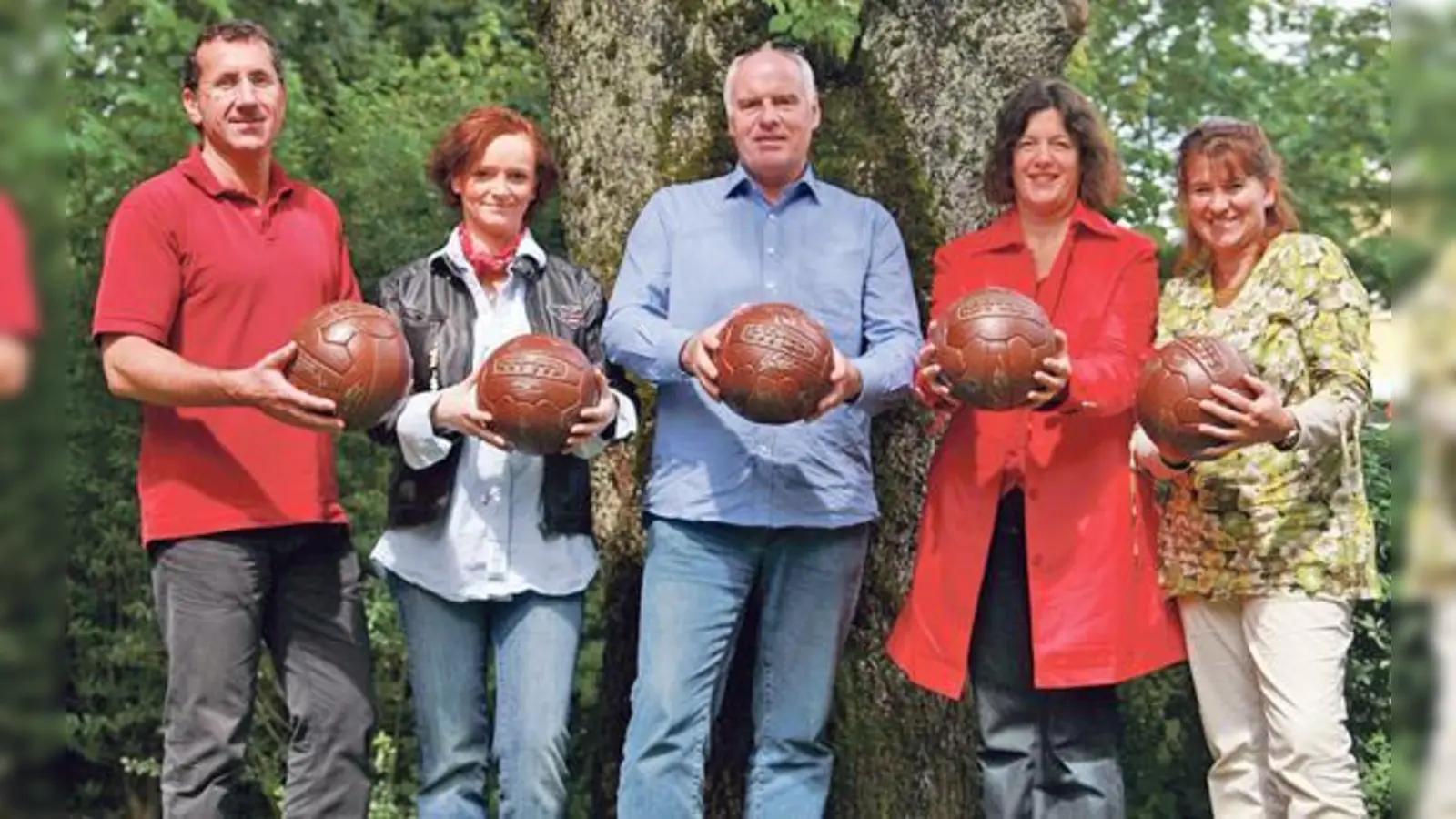 Die Organisatoren und Sponsoren des Grünwalder Fußball-Cups: Marius Neis, Simone Ziplies, Klaus Heun, Julia Waldhauser und Gudrun Lehmann (v. l.), freuen sich auf spannende Spiele am 23. Juli. 	 (Foto: mst)
