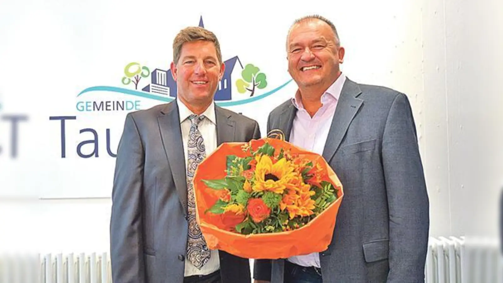 Der neue Mann im Bauamt heißt Stefan Beer. Hier wird er von Bürgermeister Ullrich Sander im Amt begrüßt.	 (Foto: hw)