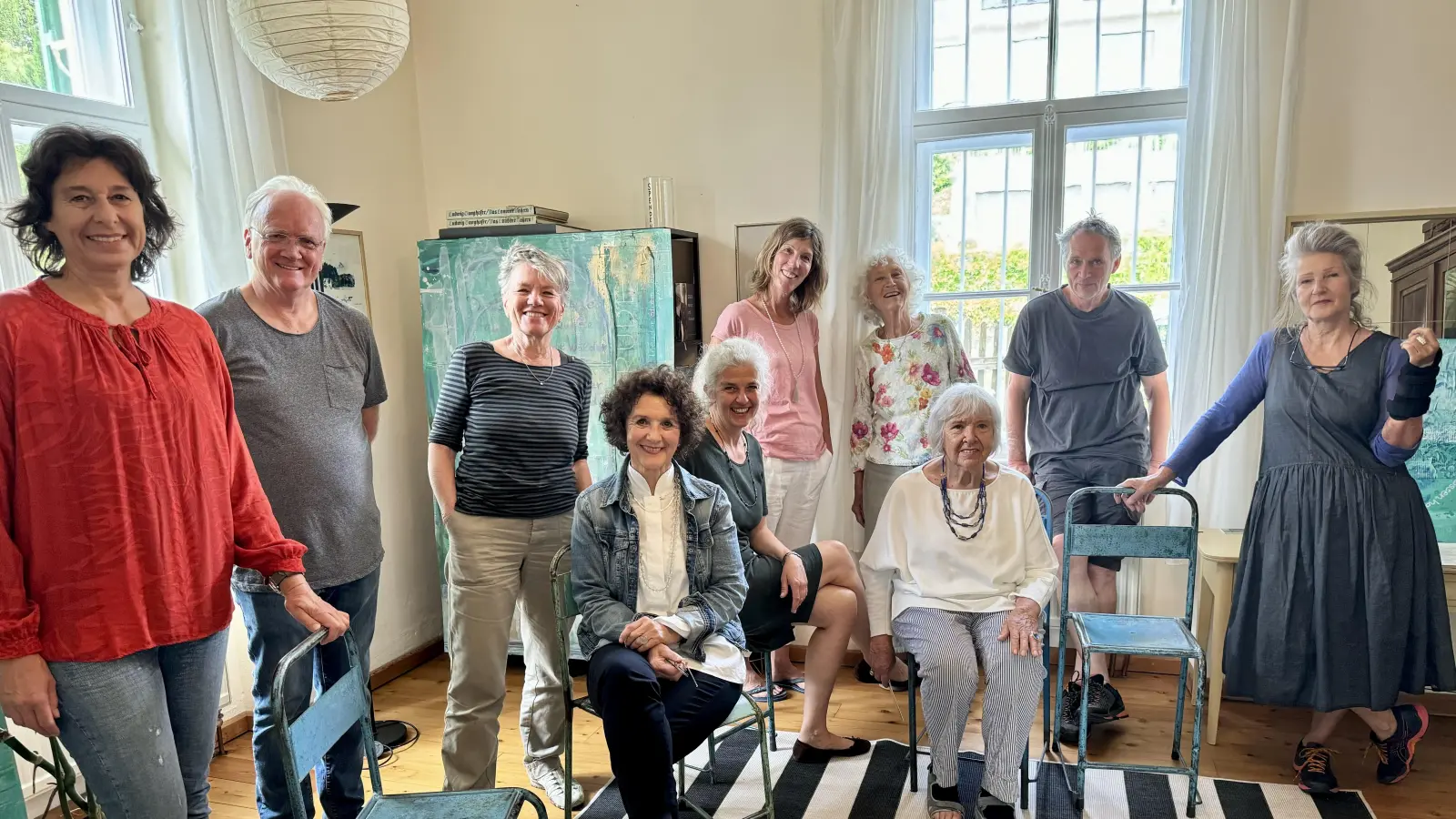 Künstlerinnen und Künstler sowie Organisatoren in der Villa Mussinan (von links): Sonja Weber, David Carr, Erika Schalper, Elisabeth Carr, Simone Hübner, Claudia Stranghöner, Roswitha Kaissling-Koschnick, Gioia Wikullil-Göring, Franz Stengl und Ulrike Prusseit.  (Foto: Maren Martell)