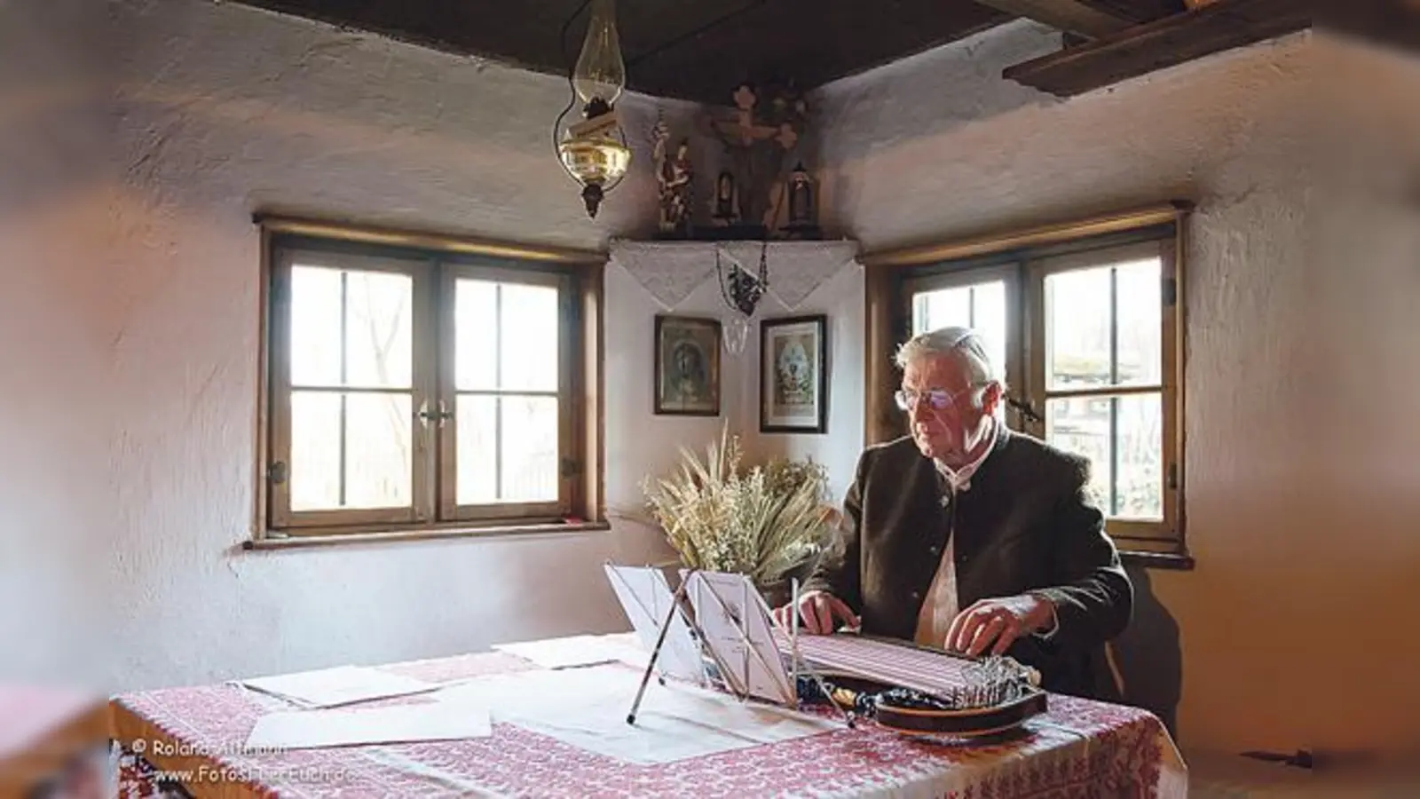 Thomas Fischer spielt am Kirchweihnachmittag im Wolfschneiderhof Musik zum Mitsingen.	 (Foto: Roland Altmann)