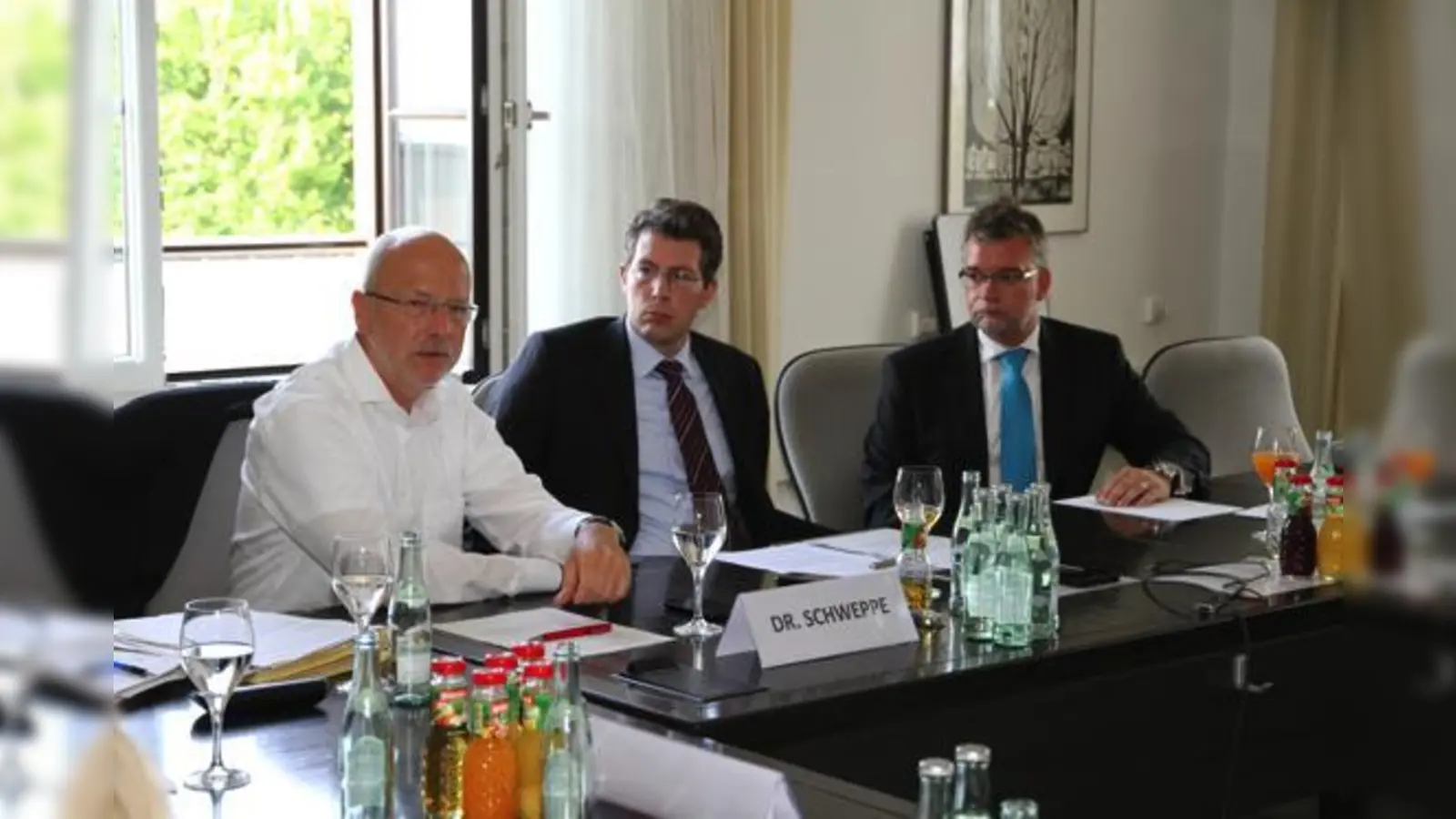 Stadtschulrat Dr. Rainer Schweppe, Landtagsabgeordneter Markus Blume und Walter Gremm, Leiter der Abteilung für Gymnasien im Bayerischen Kultusministerium (von links nach rechts) diskutieren gemeinsam.	 (Foto: CSU)