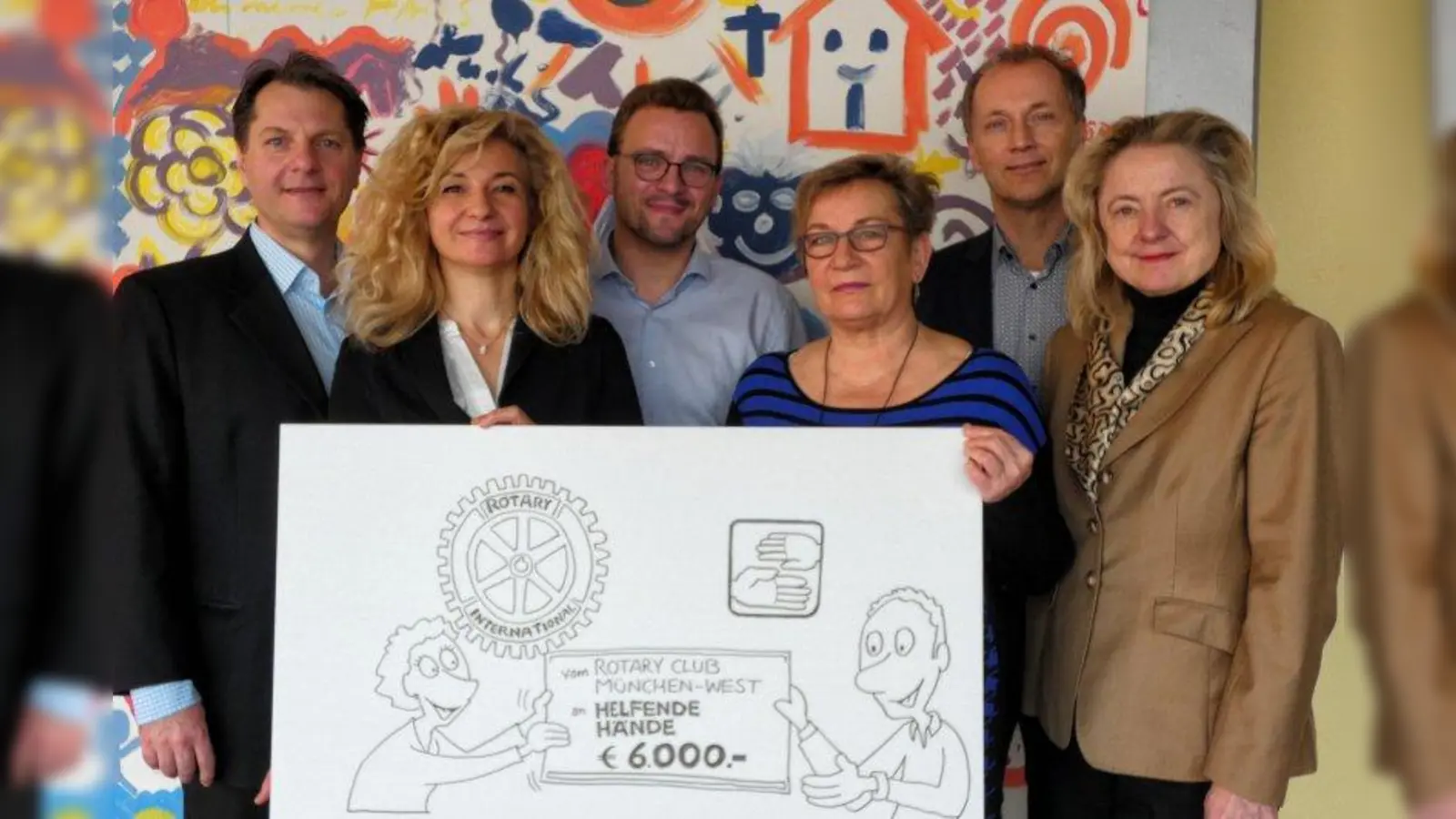 Bei der Spendenübergabe freuten sich (von links nach rechts): Ronald Heggmaier (RC München-West), Nariman Zimpel, Wolfgang Schreiter, (beide Helfende Hände) und die Rotarier Boris Baginski, Sabine Bäuml und Brigitte Korner-Mann. (Foto: Helfende Hände)