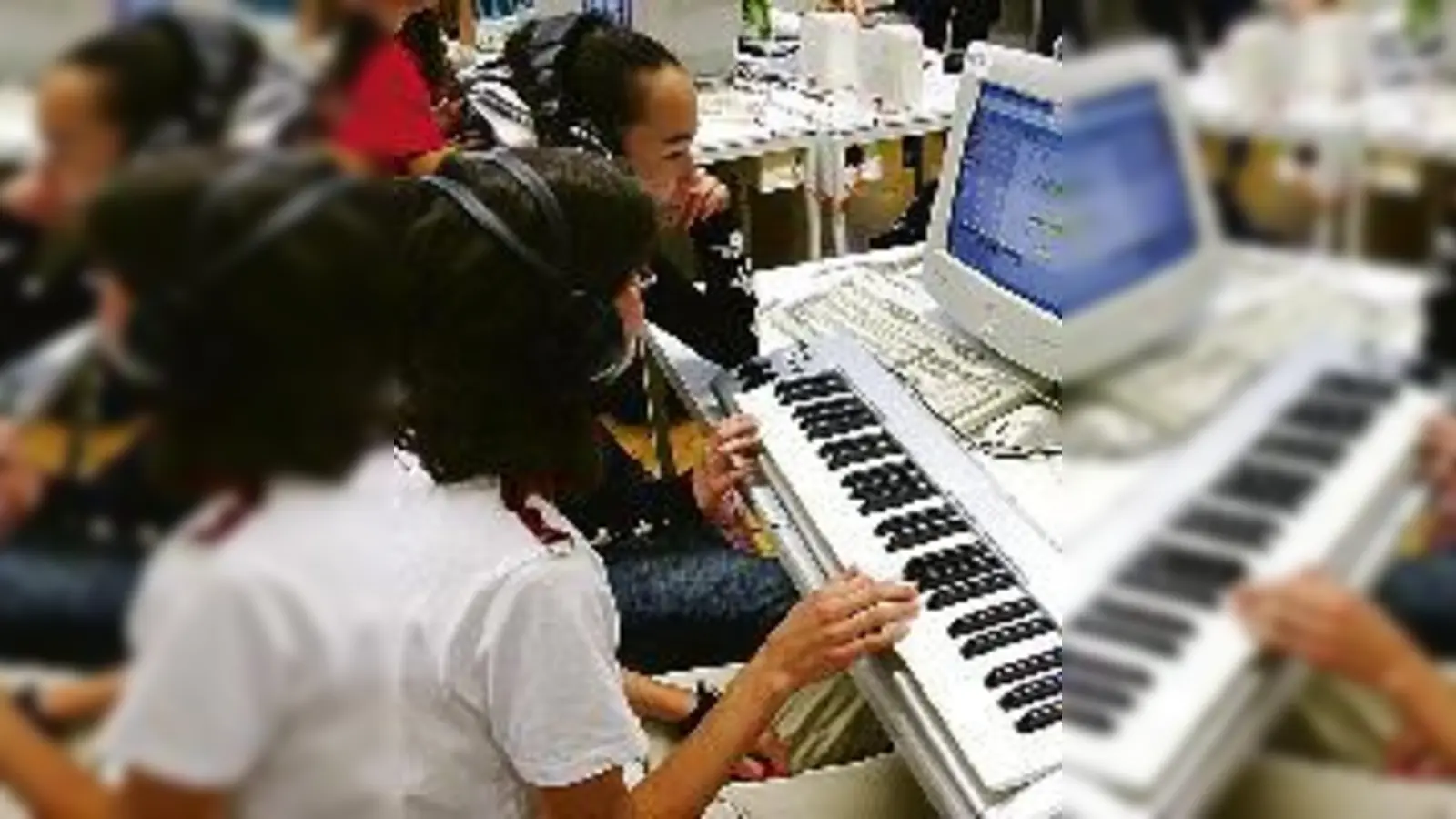 Mit Mausklick zum Beat: Die Abschlussklassen der Ismaninger Hauptschule präsentierten ihren ersten eigenen Rap-Hit.  (Foto: gf)