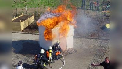 Die Floriansjünger der Freiwilligen Feuerwehr Unterpfaffenhofen geben beim Tag der offenen Tür einen Einblick in ihren Arbeitsalltag und zeigen beispielsweise wie man einen Brand löscht. (Foto: Freiwillige Feuerwehr Unterpfaffenhofen)