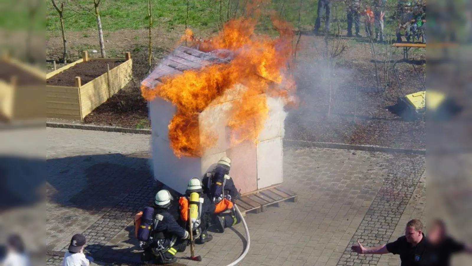 Die Floriansjünger der Freiwilligen Feuerwehr Unterpfaffenhofen geben beim Tag der offenen Tür einen Einblick in ihren Arbeitsalltag und zeigen beispielsweise wie man einen Brand löscht. (Foto: Freiwillige Feuerwehr Unterpfaffenhofen)