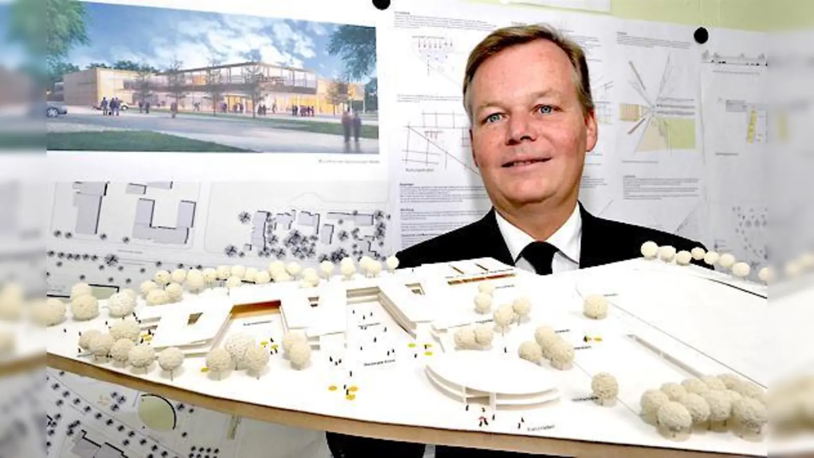 Das Grünwalder Gymnasium wird eine Vorzeige-Schule. Hier präsentiert Bürgermeister Jan Neusiedl eine Modell der geplanten Schule. 	 (Foto: Schunk)