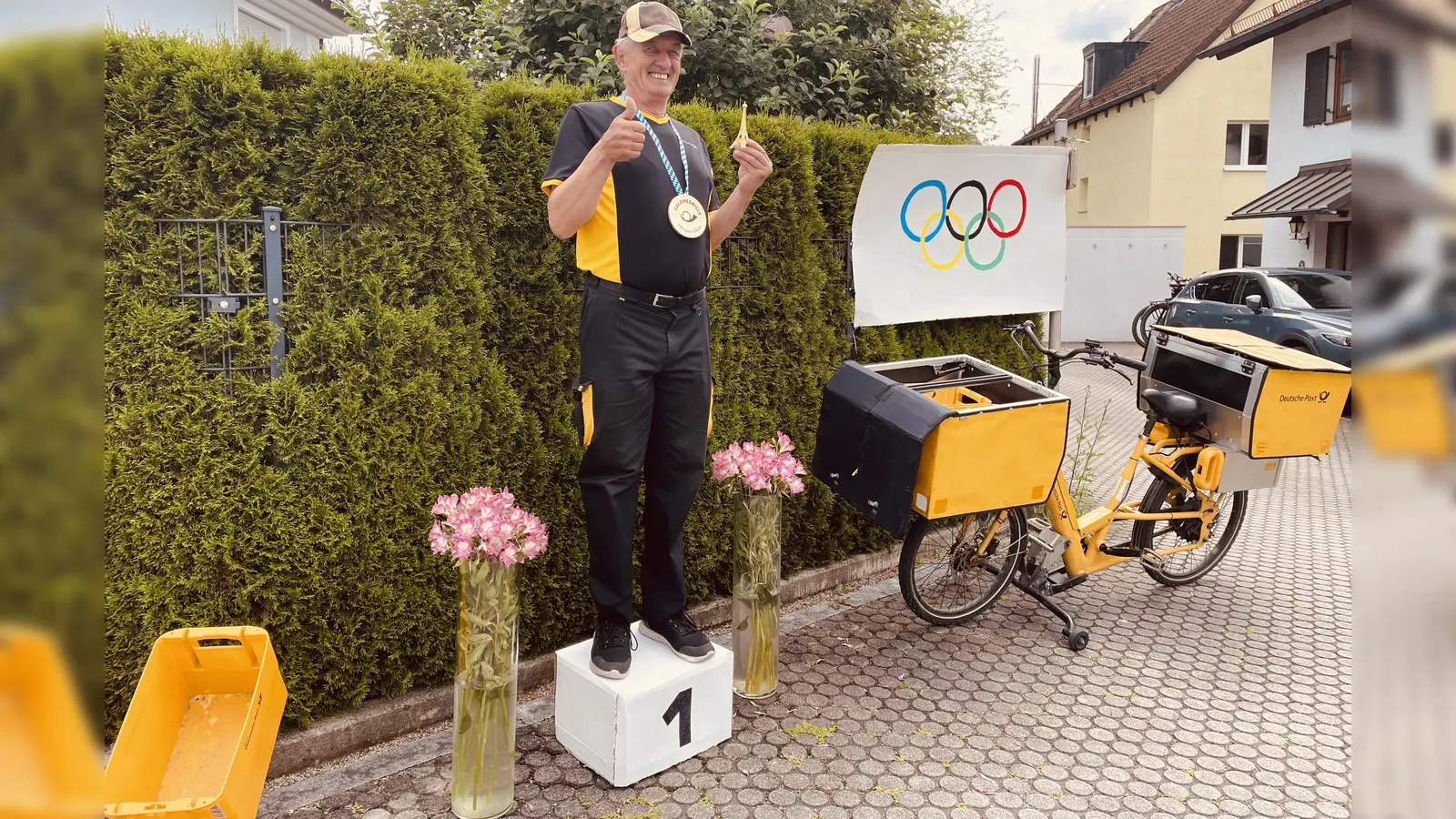 Die Überraschung für Pit Rohde war mehr als gelungen - Fanpost für den scheidenden Briefträger und eine Goldmedaille für besondere Freundlichkeit. (Foto: Gückel)