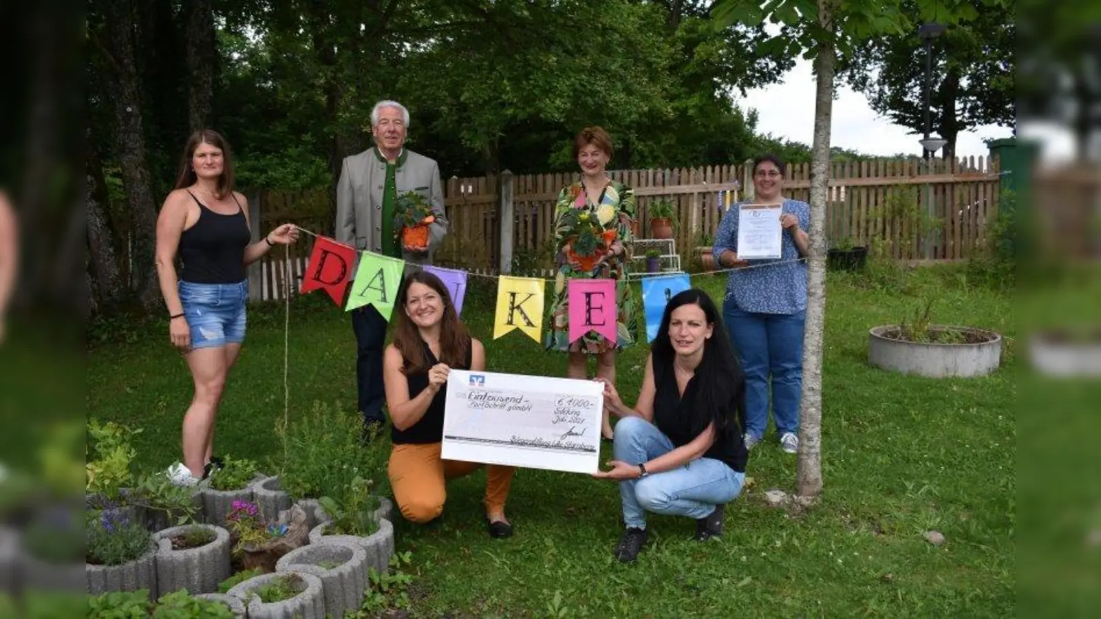 Tagesmutter und hauswirtschaftliche Fachkraft Jeanette Böde (hinten von links), Geschäftsführer der Bürgerstiftung Gustav Huber, Vorsitzende der Bürgerstiftung Landkreis Starnberg Barbara Scheitz, Claudia Wagner (Fundraising FortSchritt) und Tatijana von Quadt (Geschäftsführerin FortSchritt-Konduktives Förderzentrum gGmbH) (vorne von links), Petra Kaiser (Sozialpädagogin) freuen sich über das Gewächshaus, das nun dank der Spende der Bürgerstiftung Landkreis Starnberg angeschafft werden kann. (Foto: Bürgerstiftung)