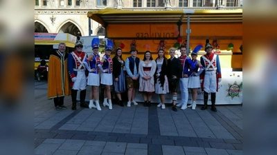Am 11. November wurde das Jugendprinzenpaar der Faschingsgesellschaft Würmesia e.V. auf dem Münchner Marienplatz in Präsenz proklamiert. (Foto: Würmesia e.V.)
