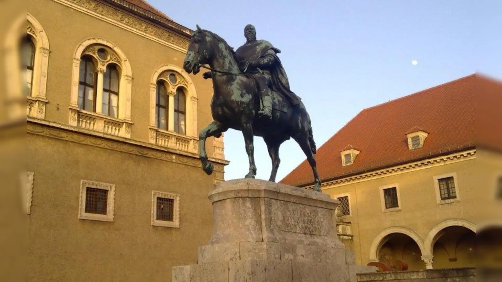 Das Reiterstandbild des Prinzregenten Luitpold vor dem Bayerischen Nationalmuseum wollte der Münchner Stadtrat bereits zum 90. Geburtstag des populären Herrschers errichten - doch dieser bat darum, damit bis nach seinem Tod zu warten. (Foto: bs)