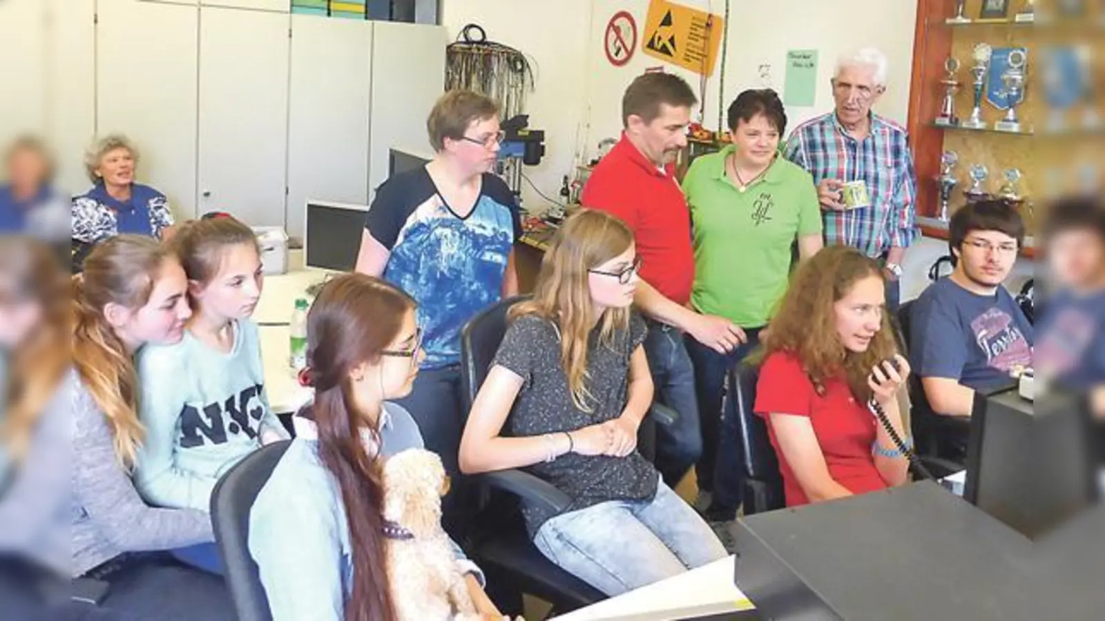 Die ganze Welt kommt per Funkwelle nach Erding. Die Young Ladys hatten ihren Spaß beim Funken.	 (Foto: Verein)