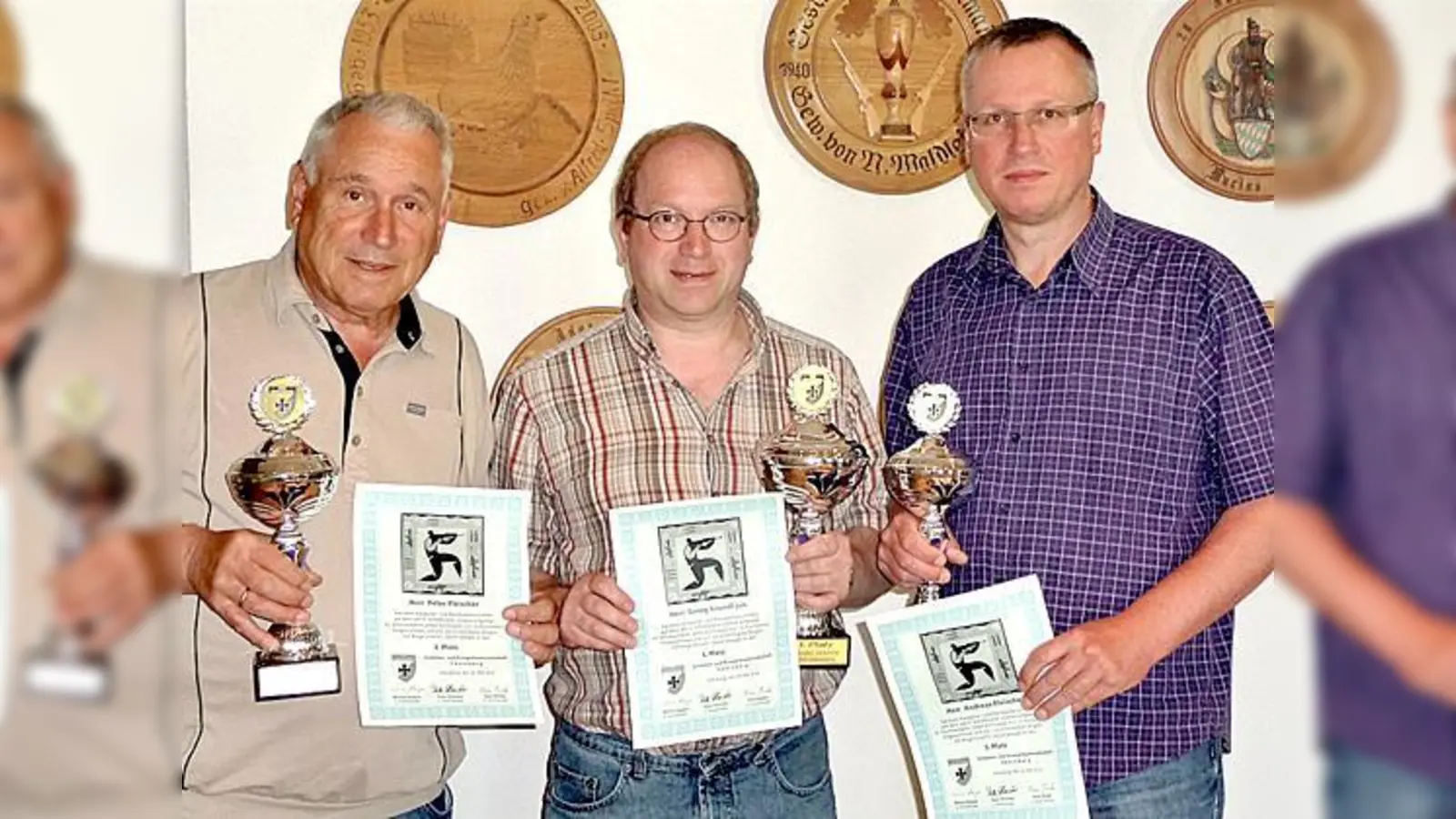 So sehen Sieger aus (v. l.): Peter Fleischer, Georg Grundl und Andreas Fleischer.	 (Foto: Werner Hoegen)