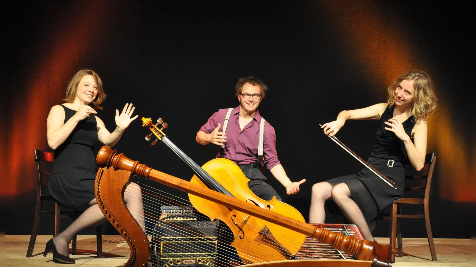 Das Team gruberich tritt am 19. Januar im FoolsTheater in Holzkirchen auf. Hier wird Weltmusik mit alpinem Fernweh präsentiert. (Foto: VA)