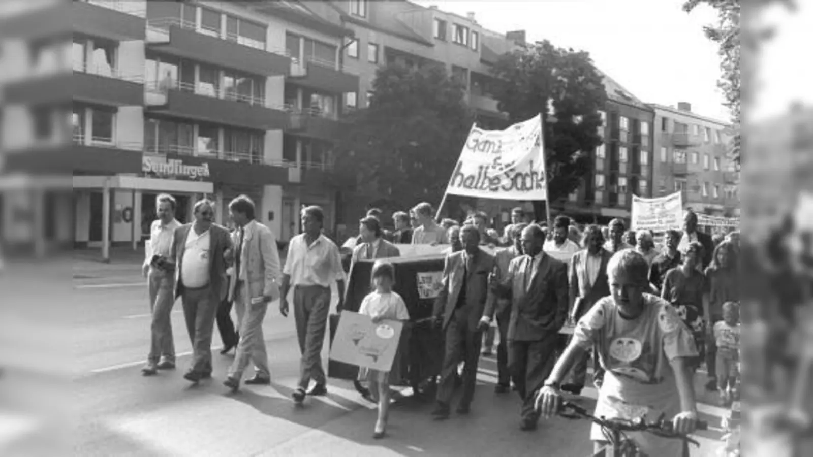 Juli 1990: Etwa 2.000 Bürger demonstrieren mitten auf dem Mittleren Ring am Luise-Kiesselbach-Platz für den Bau eines langen Tunnels. 25 Jahre später ist ihre Forderung umgesetzt. (Foto: saz)