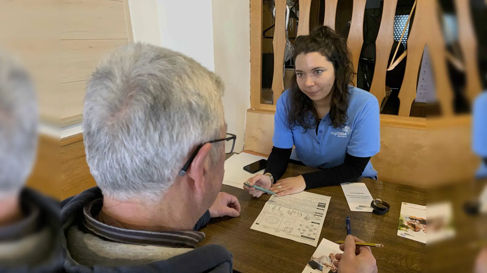 Lisa Laininger, wissenschaftliche Mitarbeiterin im Projekt digiDEM Bayern, bei einem Demenz-Screeningtest. Machen kann man diesem beispielsweise in Holzkirchen am 12. September. (Foto: Ilona Hörath/digiDEM Bayern)