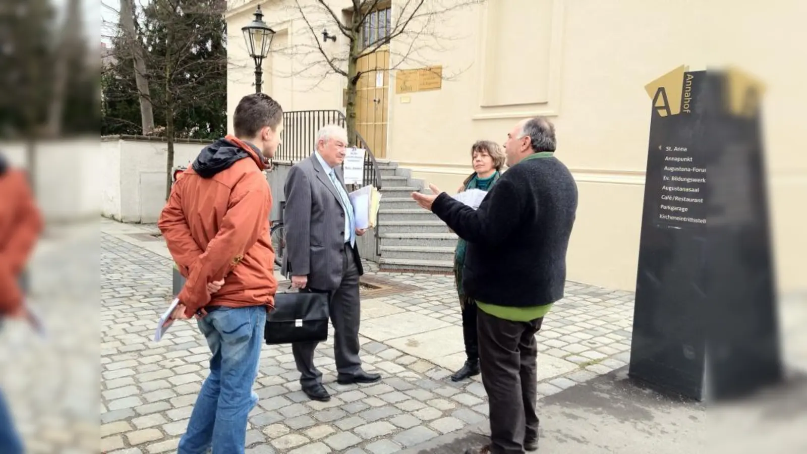 Günther Beckstein, Vizepräsident der Evangelischen Kirche Bayern  und Mitglied der Landessynode Bayern, mit Mitgliedern der Pro-Borger-Initiative. (Foto: CB)