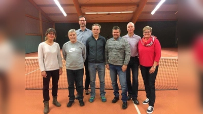 Die neue Abteilungsleitung (von links): Sabine Bassler, Wolfgang Klossek, Gerald Schneider, Wolfgang Britze, Peter Kramer, Kai-Uwe Kölln, Gabi Hager. (Foto: TSV)