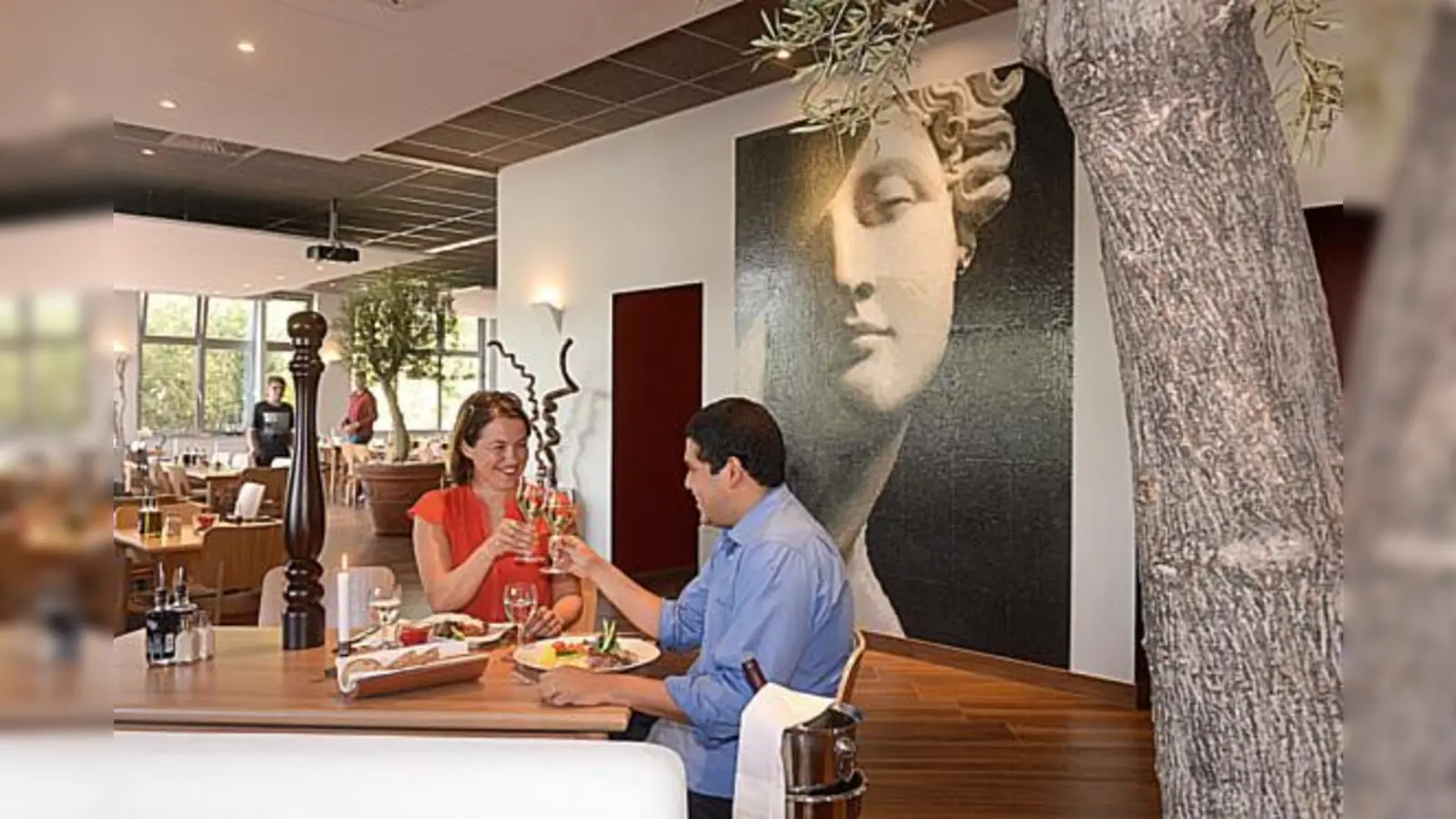 Im »Nefeli im Phönix« kann man sich unter Olivenbäumen in südländischer Atmosphäre verwöhnen lassen.	 (Foto: Claus Schunk)