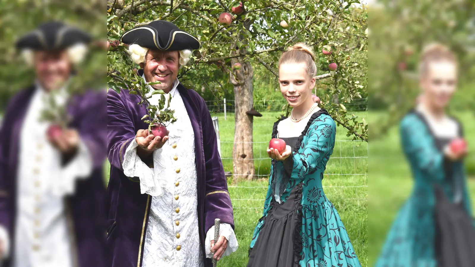 Dem Leiter von Obstanlage und Brennerei, Alexander Bauer, präsentiert eine der seltenen Apfelsorten. (Foto: Alexander Bauer)