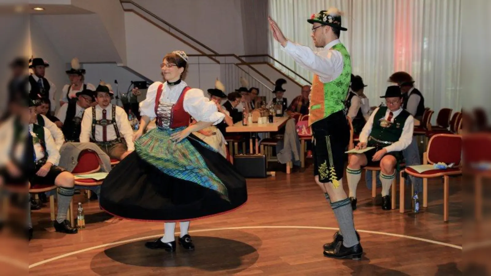 Das letzte Würmtaler Strohpreisplattln fand 2015 im Gräfelfinger Bürgerhaus statt. Nun kommen die Vereine ins Pasinger „Prinze”, Zuschauer sind herzlich willkommen. Im Bild Vroni und Hans Menzinger vom Trachtenverein Menzing beim Preisplattln 2015. (Foto: us/archiv)