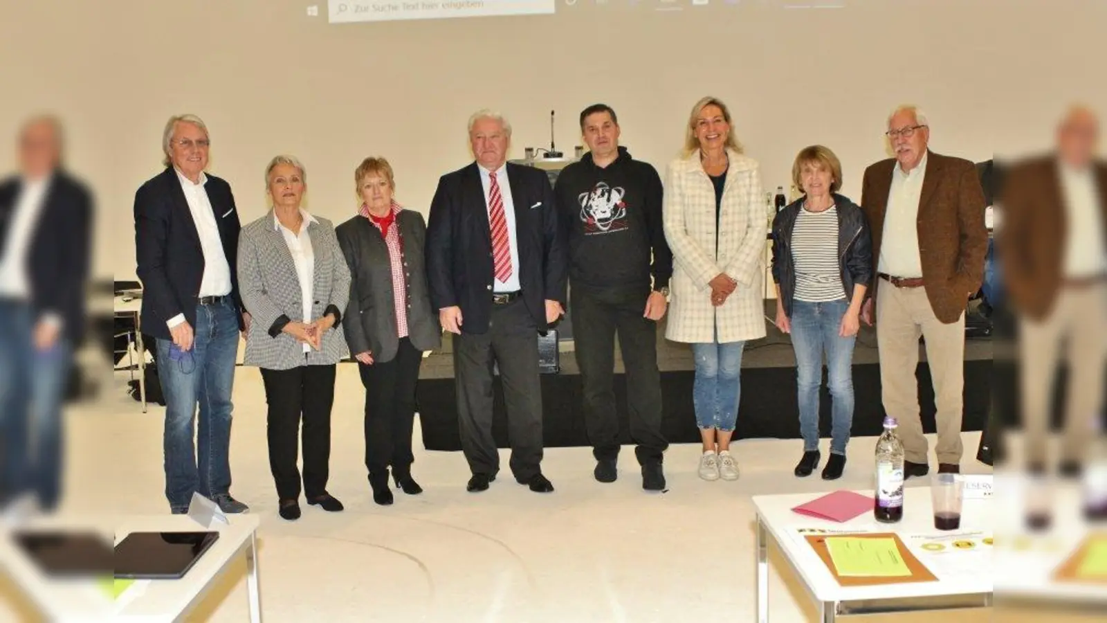 Der neu gewählte Vorstand des Münchner Tierschutzvereins: v.l. Prof. Arnold F. Riedhammer (Beisitzer), Irmgard Passauer (Beisitzerin), Karola Runge (Schatzmeisterin), Kurt Perlinger (Vorsitzender), Claus Reichinger (1. stellv.Vors.), Saskia Greipl-Kostantinidis (2. stellv. Vors.), Irmgard Baumgartner (Beisitzerin), Dr. Peter Gernböck (Beisitzer). (Foto: Tierschutzverein München e.V.)