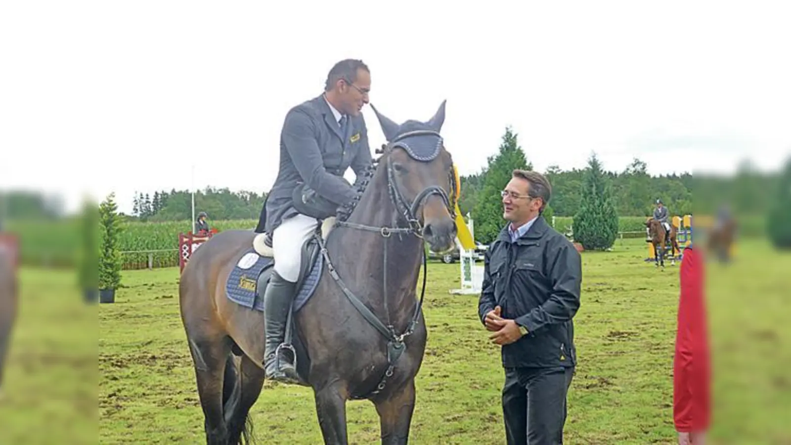 Brunnthals Bürgermeister Stefan Kern gratulierte einem der engagierten Reiter.  (Foto: Privat)
