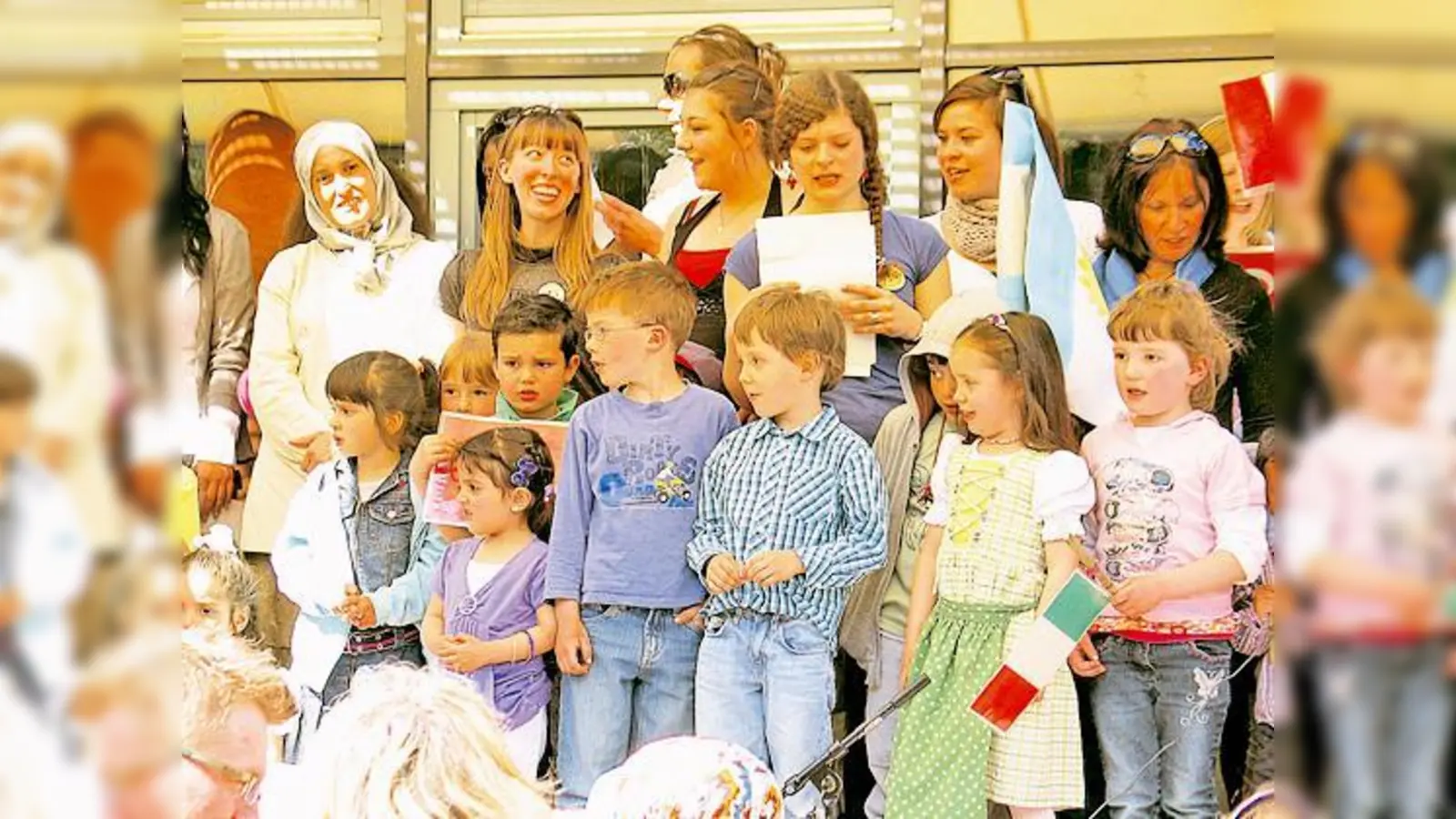 Der Chor vom Kinderglobus sang ein Lied in acht Sprachen.   (Foto: aha)