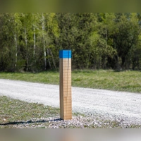 Holzpfosten mit blauer Markierung kennzeichnen nun die Grenzen des Umweltbildungsgeländes rund um das HeideHaus. (Foto: Heideflächenverein Münchener Norden)