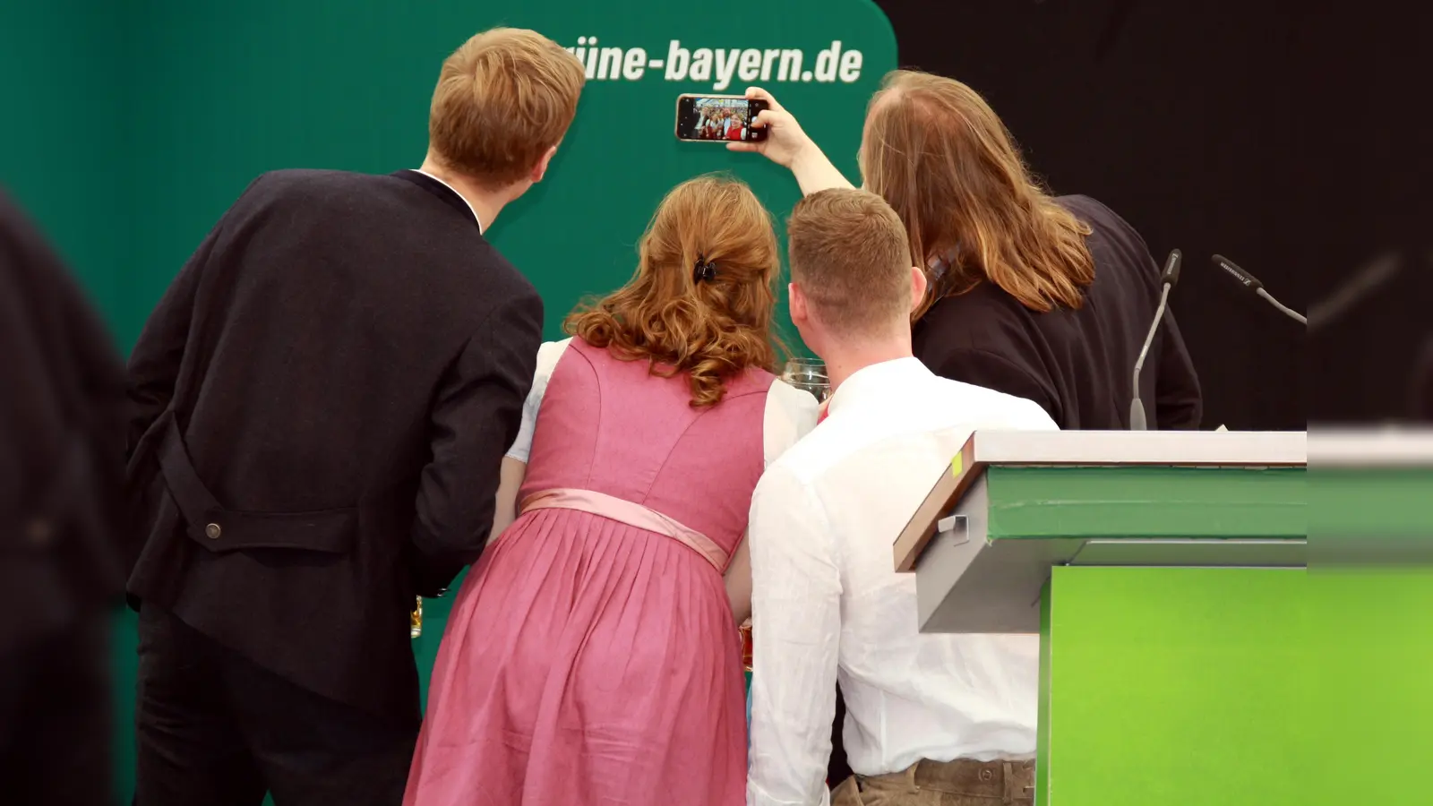 Zum Abschluss ein Selfie mit dem Zeltpublikum im Hintergrund (von links): Dominik Krause, Jamila Schäfer, Florian Siekmann, Toni Hofreiter und Katharina Schulzes Handy haltende Hand. (Foto: job)