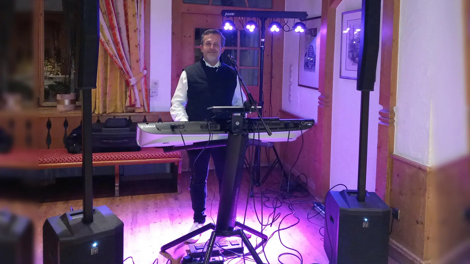 Für beste Unterhaltung sorgt bei der Schlagerparty der Sänger Udo Alexander. (Foto: Seitz)