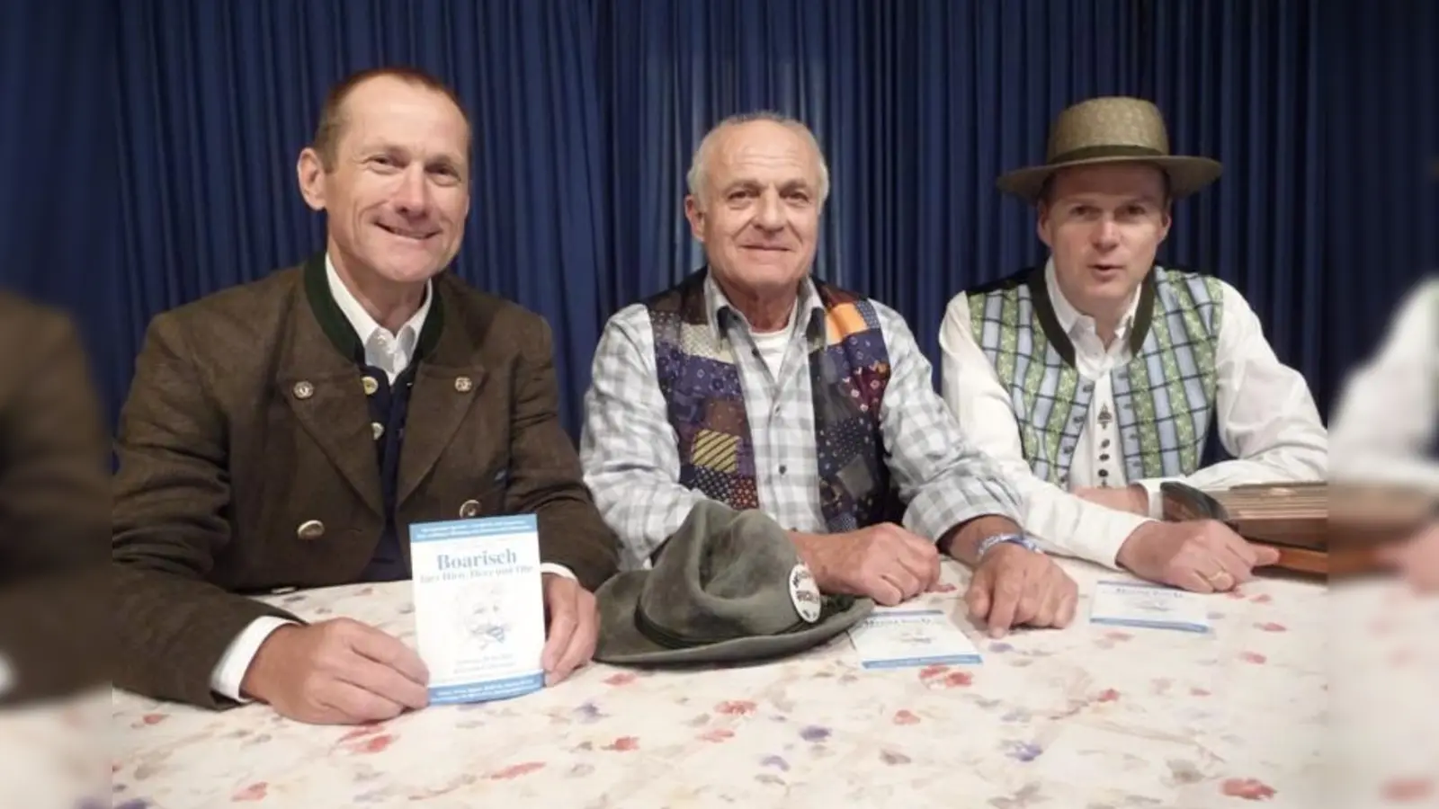 Das Trio lädt zu einem heiteren Abend ein. (Foto: VA)