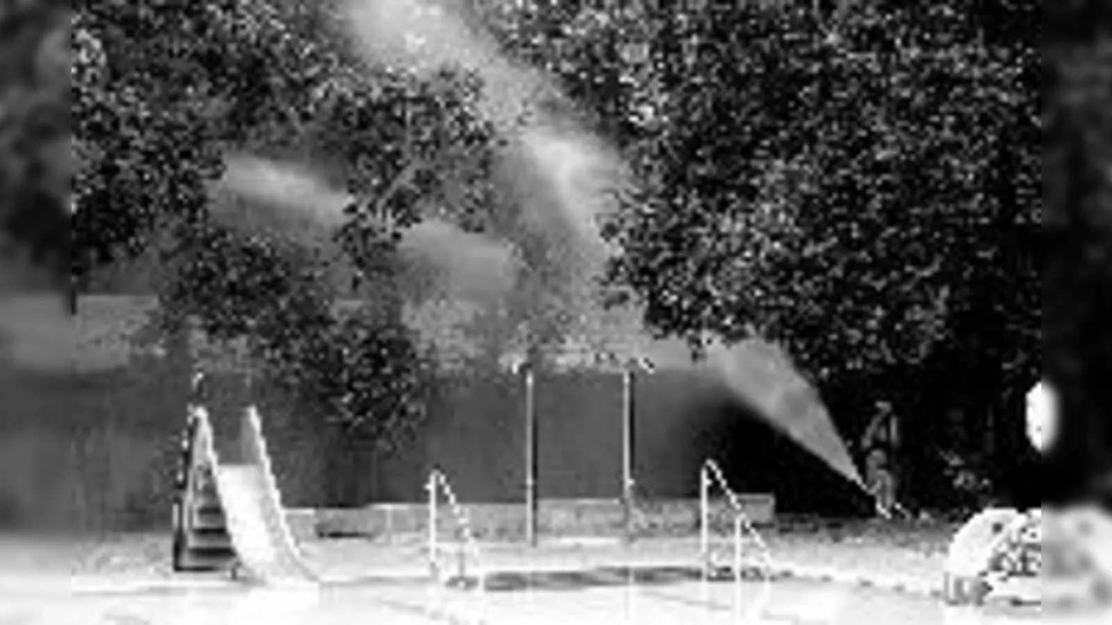 Mit Wasserwerfern schlug die Feuerwehr das Chlorgas nieder.	 (Foto: Feuerwehr)