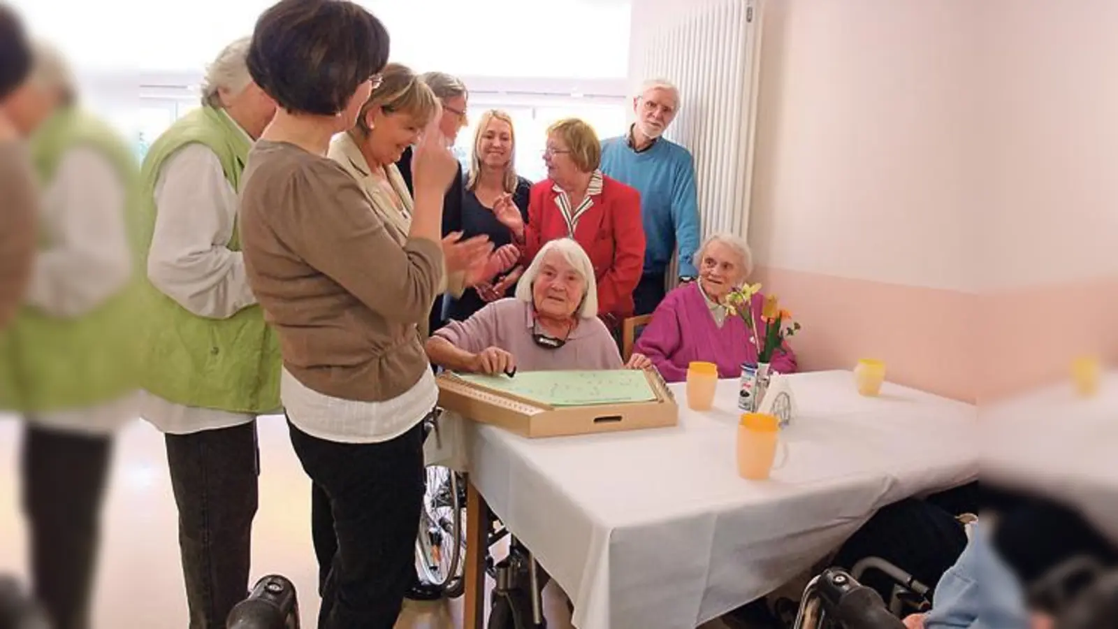 Heimbewohnerin Rosa Neumaier probierte das Kern-Klangbrett gleich mit ­Freude aus. 	 (Foto: aha)