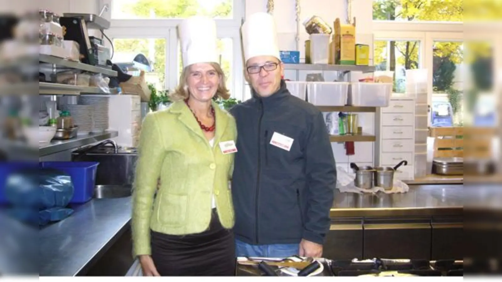 Agnes Streber, Leiterin des Gesundheitsprojekts Daidalos und Markus Frankl, Initiator des Ausbildungsrestaurants Roecklplatz in der Küche.  (Foto: VA)