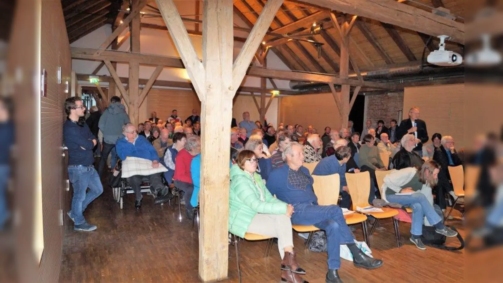 Rund 100 Bürger waren zur Bürgerversammlung in den Pfarrstadl nach Weßling gekommen. (Foto: pst)