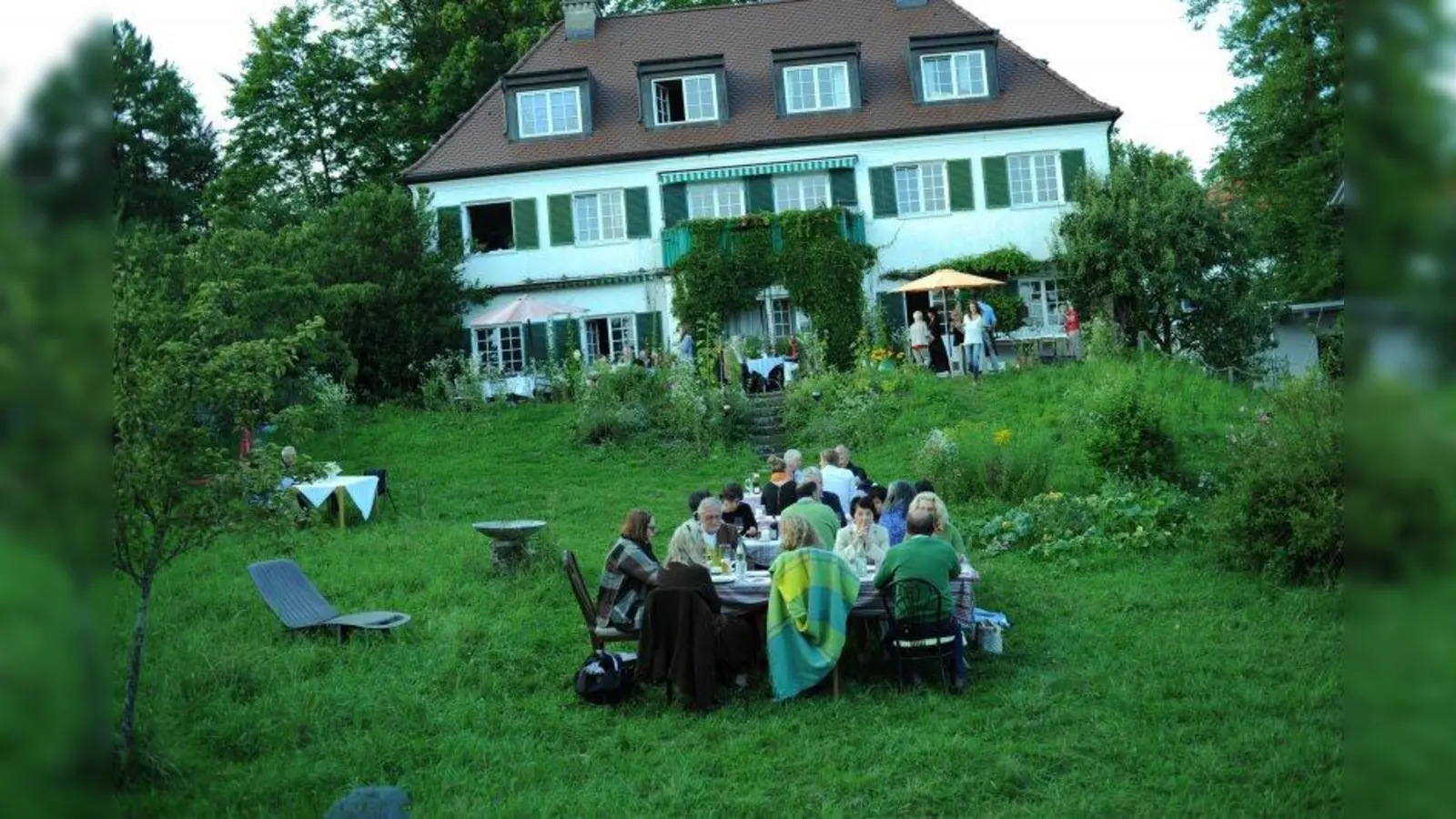 Kulturgenuss und ein Glas Wein im malerischen Garten von Barbara Reimold in Irschenhausen. (Foto: Gesellschaft unterm Apfelbaum)