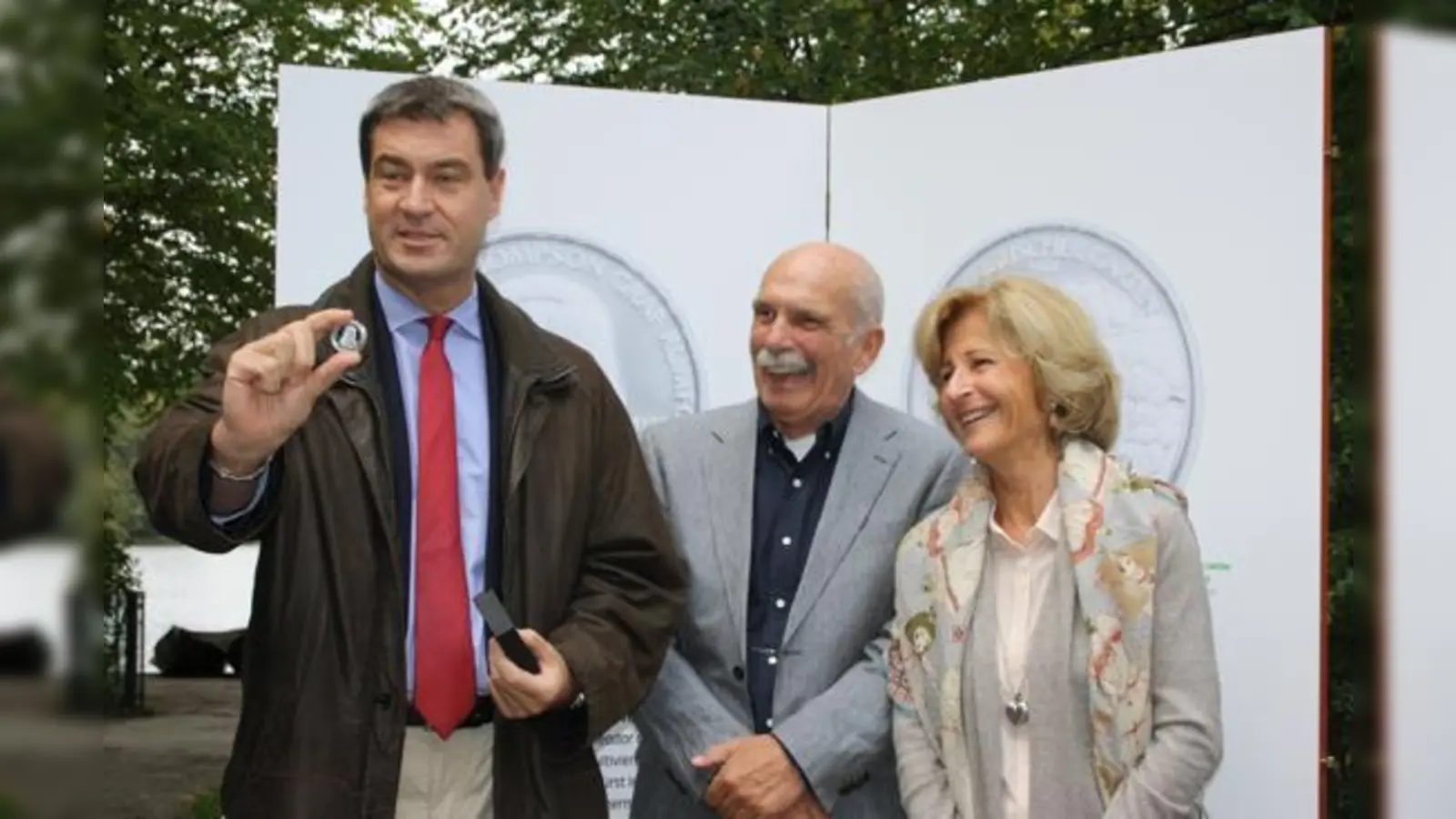 Finanzminister Markus Söder (links) erhielt die Rumford-Gedenkmedaille  und versprach dem Architektenpaar Hermann Grub und Petra Lejeune finanzielle Unterstützung bei der geplanten Untertunnelung des Englischen Gartens.	 (Foto: js)