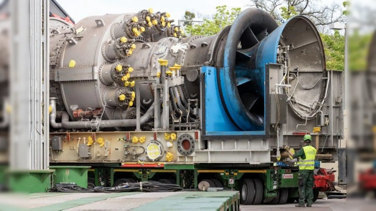 Auf einem Tieflader verlässt die alte Turbine das Heizkraftwerk, um die Schäftlarnstraße zur Großmarkthalle zu überqueren. (Foto: SWM / David Saß)