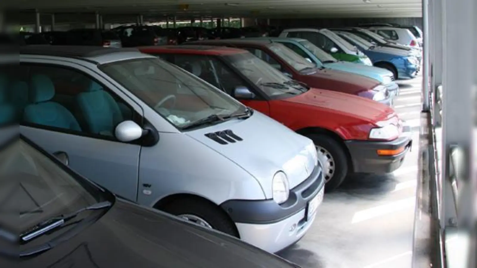 Die frühen Pendler finden neben den Dauerparkern und Anwohnern noch Platz. Für die später eintreffenden Pendler bietet sich dann aber dieses Bild.	 (Foto: P+R GmbH)