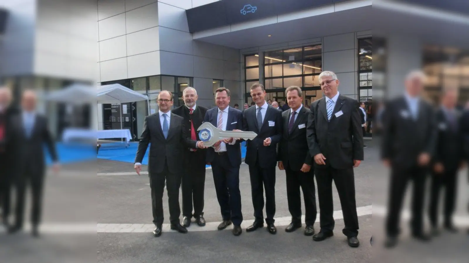 Architekt Axel Altenberend (ganz links) übergab zur Eröffnung einen symbolischen Schlüssel (v.l.): Walter Dasch (TÜV SÜD), Bürgermeister Josef Schmid mit Finanzvorstand Matthias Rapp, Kurt Seitz und Hans-Peter Neppel (alle TÜV SÜD). (Foto: ds)