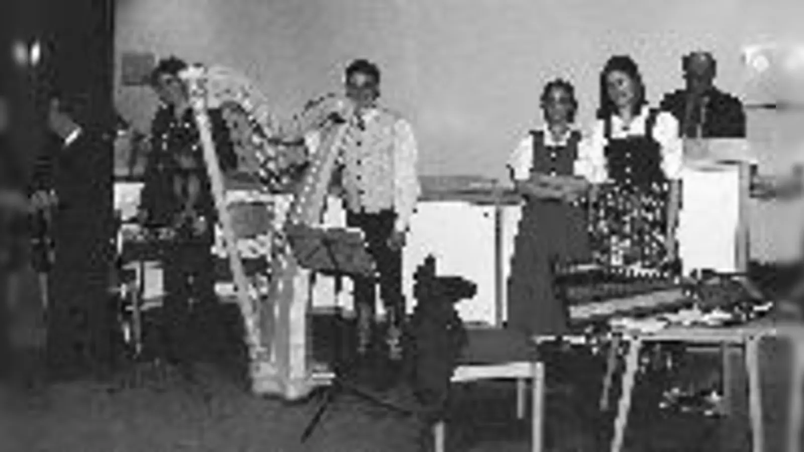 Junge Volksmusiker: v.l. Franz Mayrhofer, Resi Schelle, Christian Mayr, Kathi Pertl, Claudia Zeitler, Josef Steidle.   (Foto: Privat)