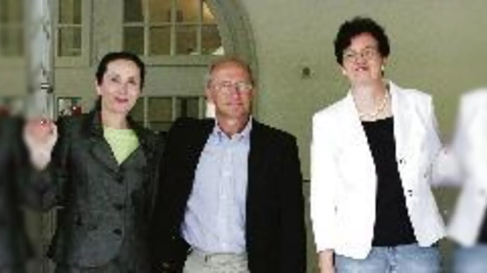 Türen auf für den Schulbetrieb:  Baureferentin Rosemarie Hingerl, Dr. Josef Tress und Bürgermeisterin Christine Strobl (von links) überzeugten sich selbst von der Sanierung der Grundschule.  (Foto: ks)