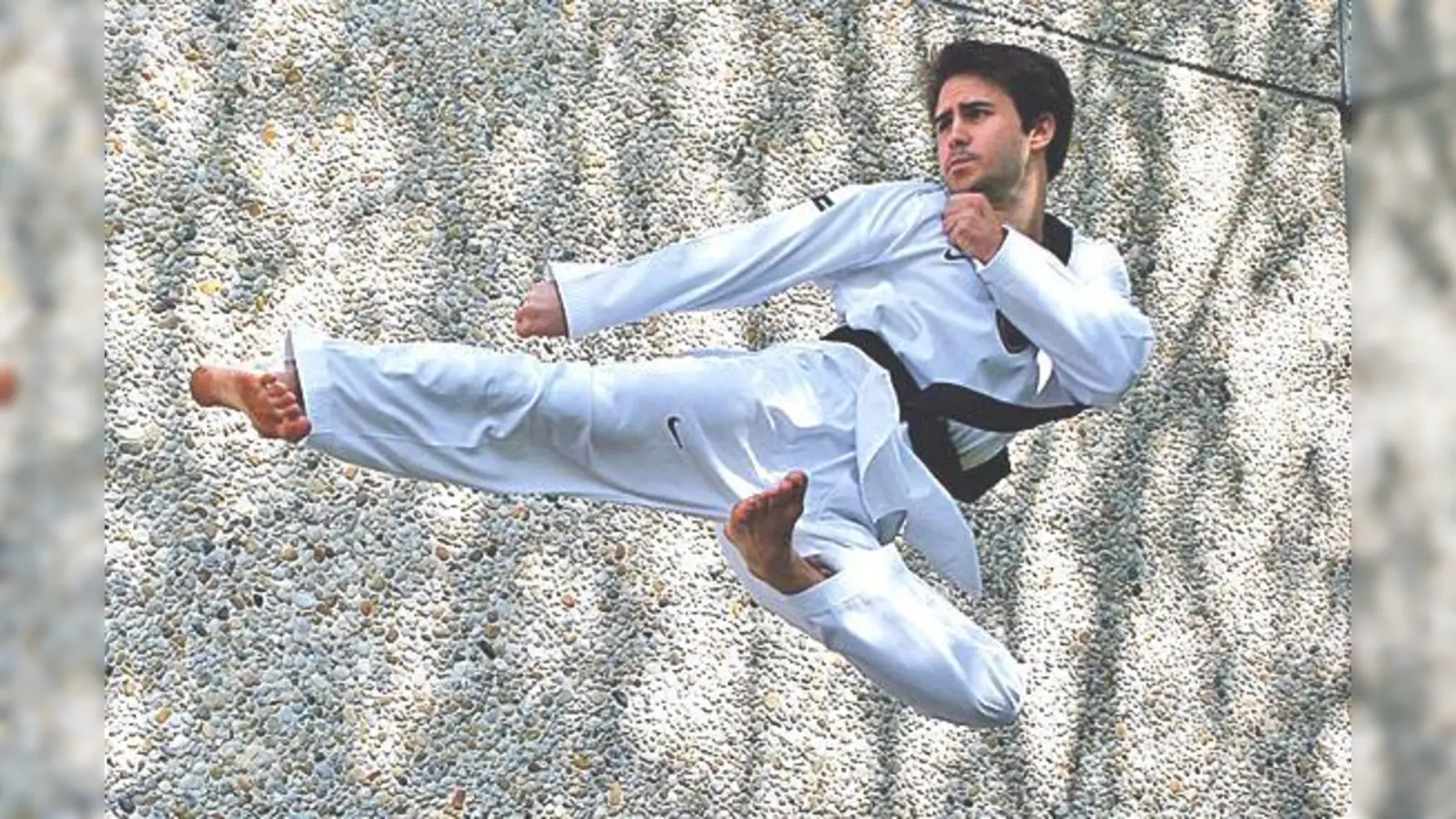 Taekwondo-Trainer Quirin Schnack bei einem  seitlichen Sprungtritt.	 (Foto: VA)