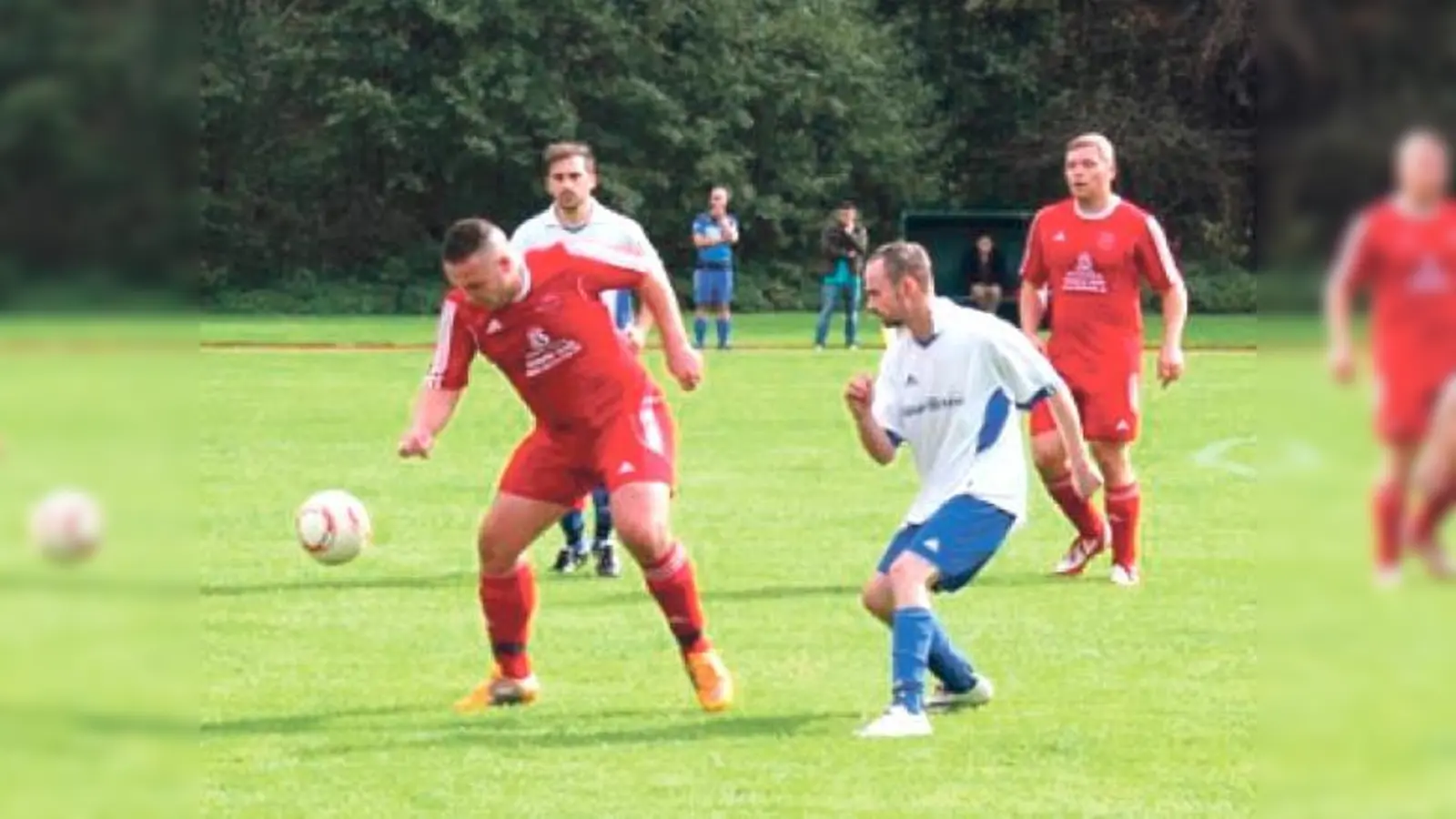 Im vorletzten Spiel der Saison gegen den SV Rotweiß Tunesien gingen die Herren vom FC Olympia Moosach (rotes Trikot) schnell in Führung.	 (Foto: Verein)