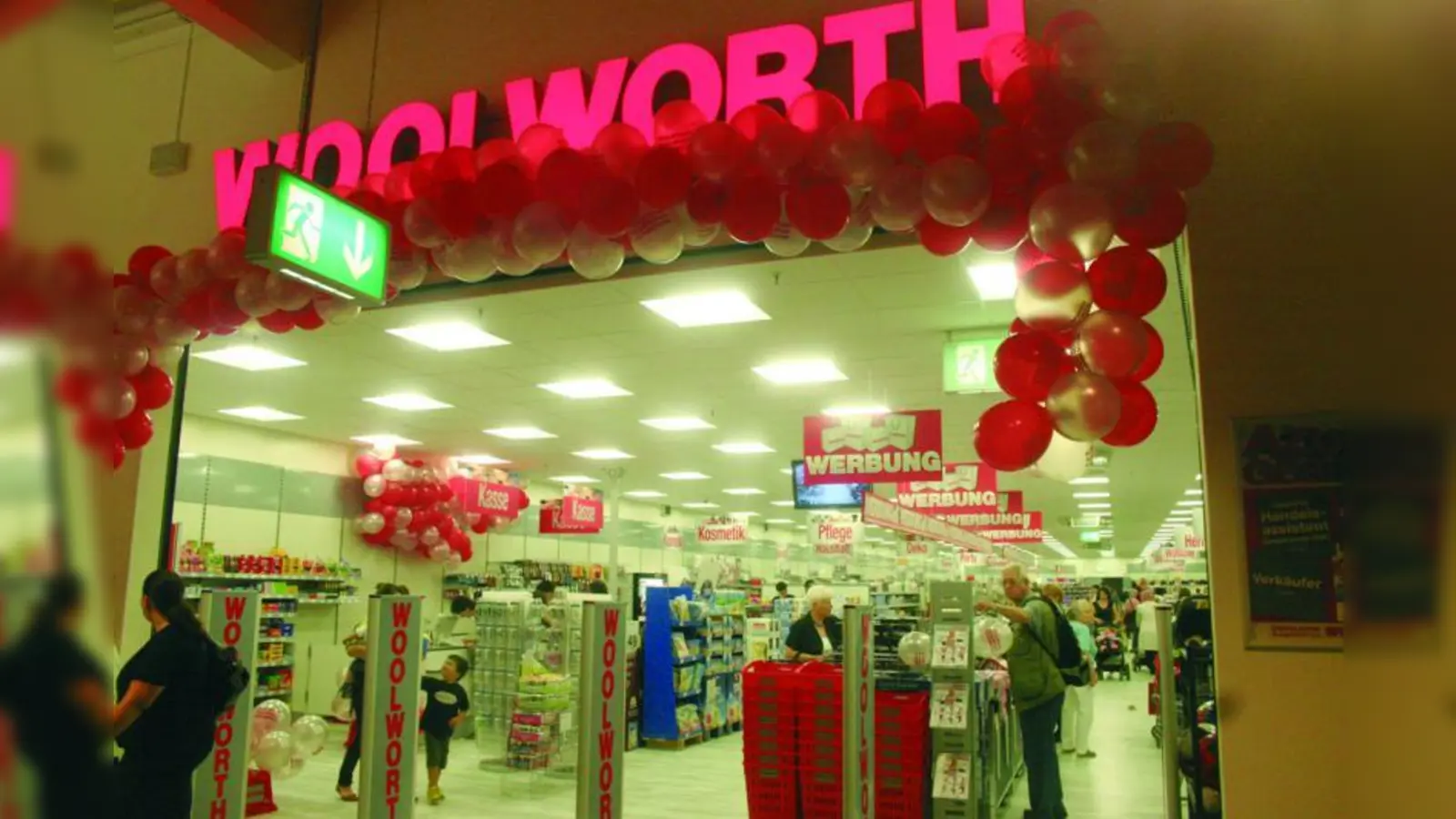 Schmückt sich zur Eröffnung mit vielen roten Luftballons: Die neue Woolworth-Filiale in der Stockacher Straße 6 in Aubing-Westkreuz. (Foto: FS)