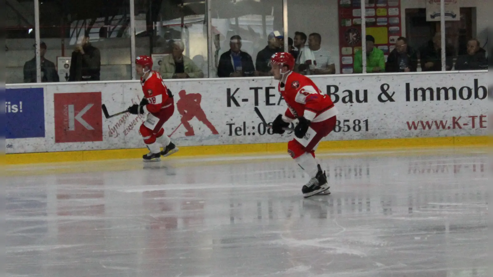 Bob Wren und Maximilian Merz, die beide mit Toren und Vorlagen großen Anteil an der Punkteausbeute des EHC Klostersee am vergangenen Wochenende hatten, im letzten Heimspiel gegen die Königsbrunn Pinguine. (Foto: smg )