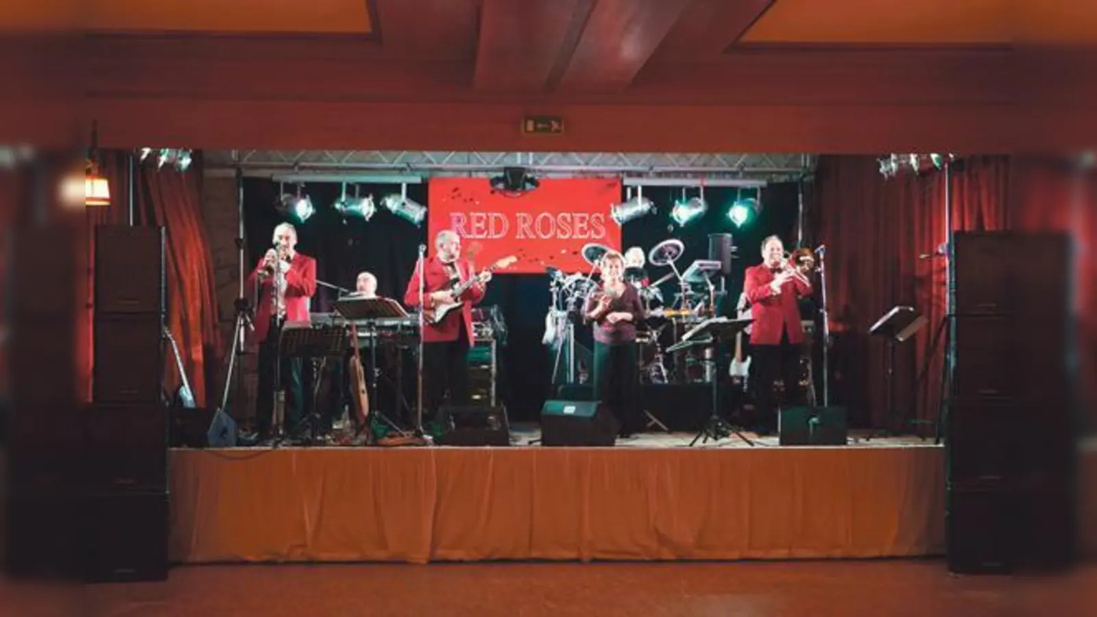 Bringen Oldies, Schlager und aktuelle Hits auf die Bühne: die Band »Red Roses«. 	 (Foto: VA)