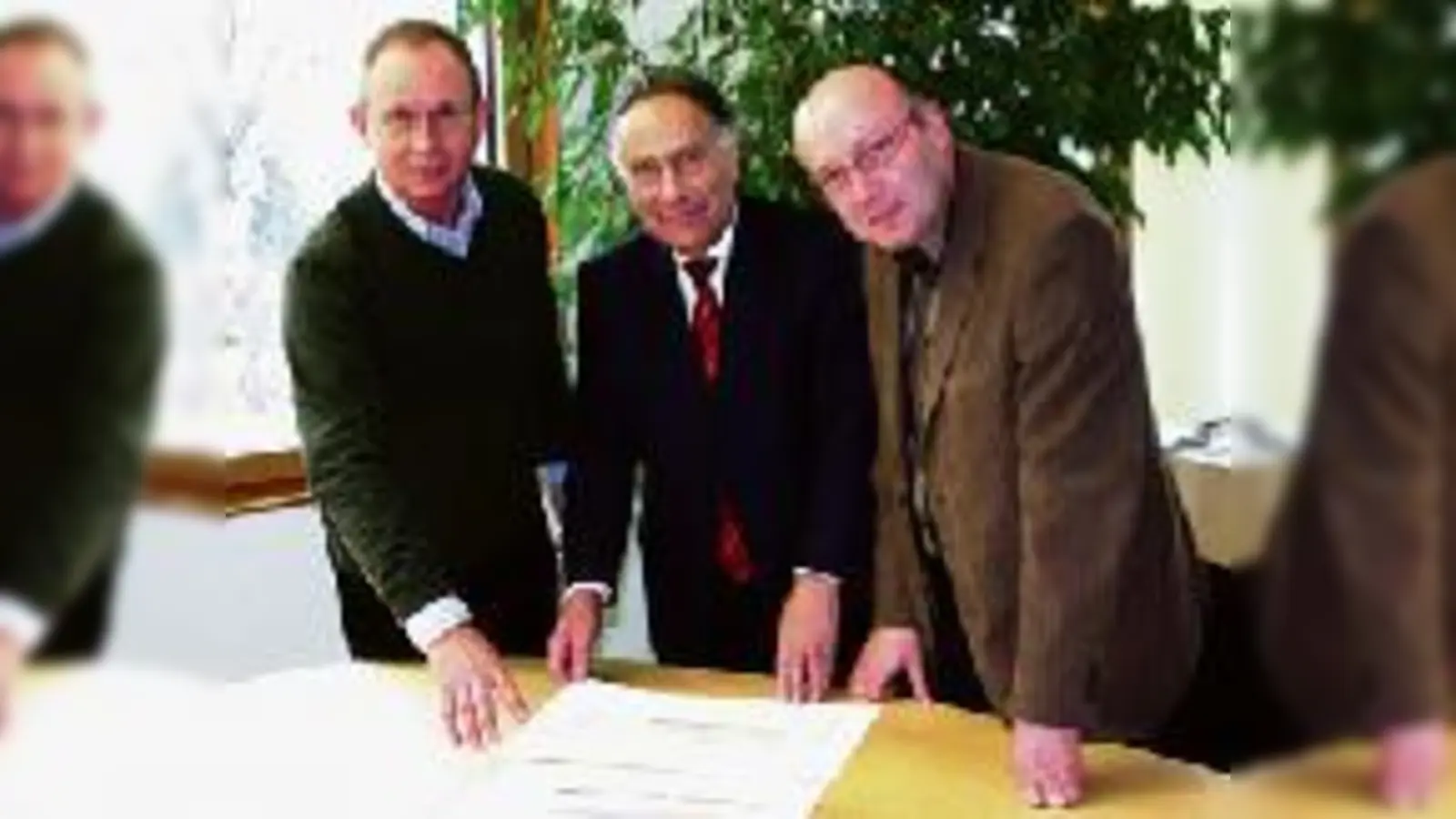 Die Pläne für 2008 stehen: Rathauschef Leonhard Baumann (Mitte), Architekt Peter Jäger (links) und Schulrektor Stephan Vogel sind für die Sanierung des Südteils der Feldkirchener Volksschule vorbereitet. 	 (Foto: ko)