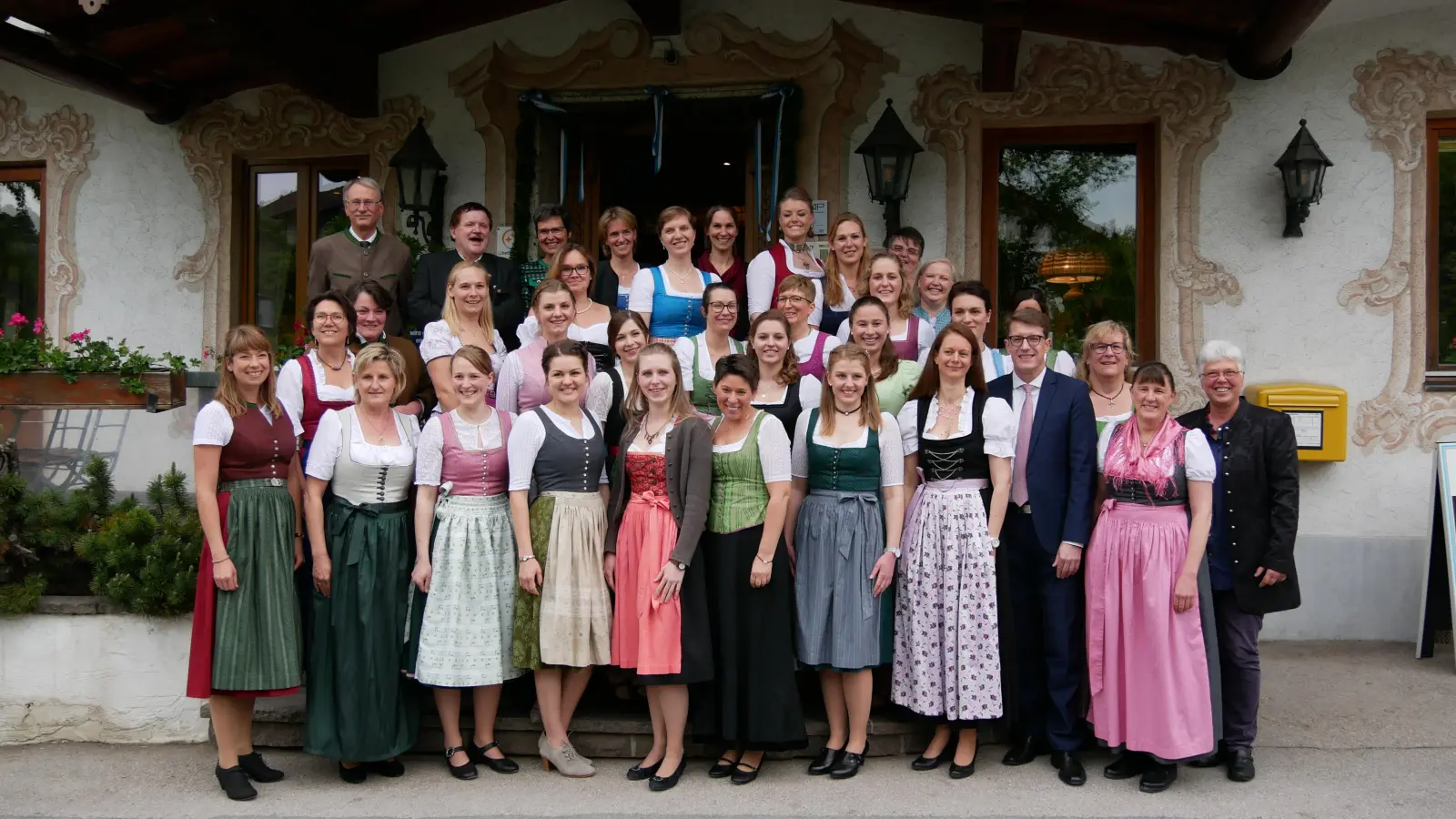 21 Absolventinnen der Landwirtschaftsschule Ebersberg, Abteilung Hauswirtschaft, feierten mit Lehrkräften, Ehrengästen und Familienangehörigen ihren Schulabschluss im Gasthof Huber in Oberndorf. (Foto: LWS EBE)