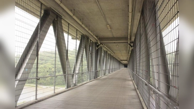 Die heutige Großhesseloher Brücke wurde 1985 eröffnet.  Über sie führen Bahnlinie sowie Fuß-und Radweg in 40 m Höhe über die Isar. (Foto: job)
